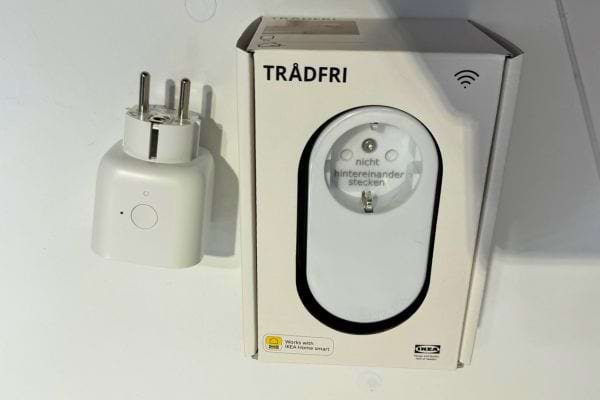 Prise connectée TRÅDFRI IKEA, boîte avec Wi-Fi.