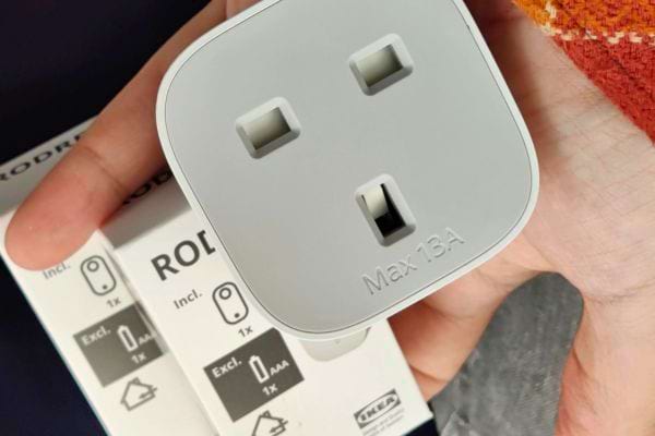 Prise triple IKEA blanche, 13A max indiqué.