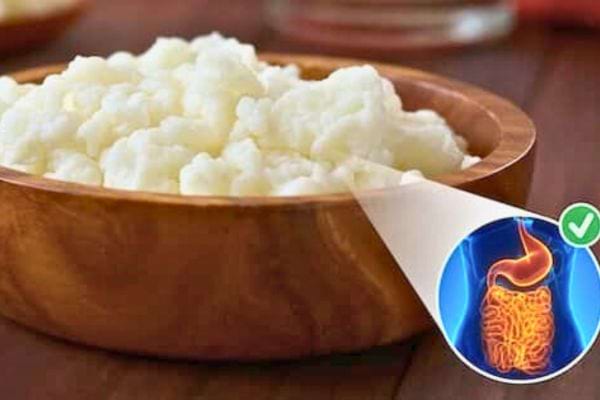 Bol de purée de pommes blanche.