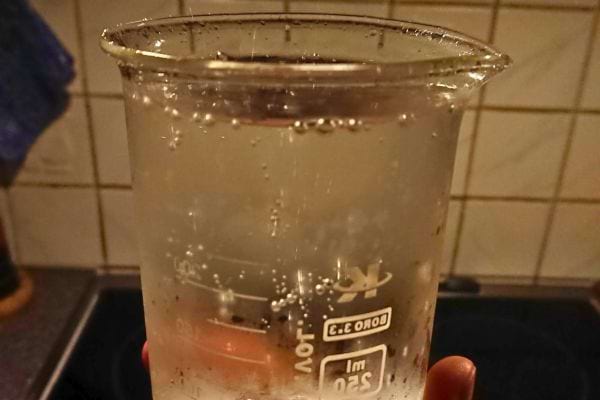 Un sachet scellé d'acide citrique avec des fruits dessus.