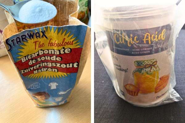 Un sachet ouvert de bicarbonate de soude avec une cuillère.