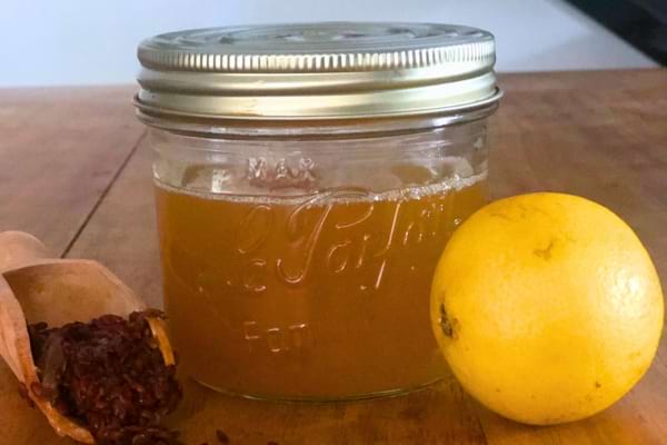 Un bocal de sirop contre la toux fait maison.