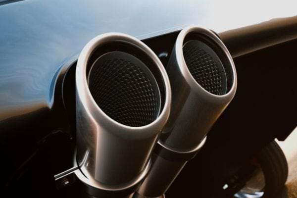 Gros plan sur la double sortie d'échappement d'une moto.