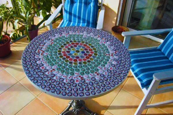 Table ronde capsules colorées