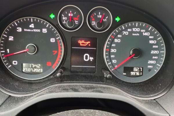 Tableau de bord de voiture affichant des voyants allumés.