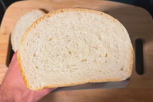 Tranche de pain blanc sur une planche.