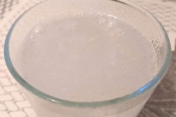 Un verre d'eau gazeuse montrant des bulles en gros plan.