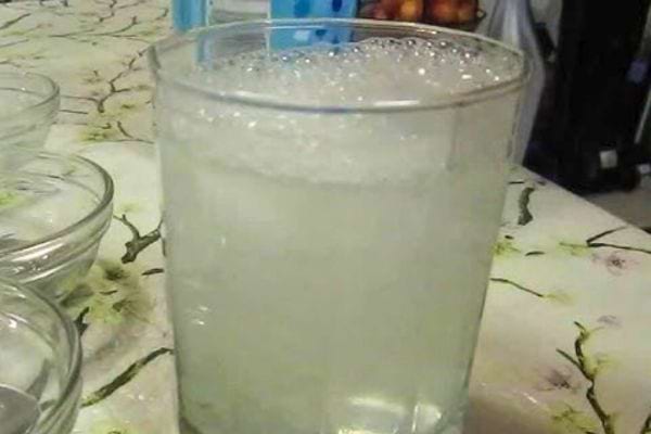 Un verre rempli d'eau gazeuse claire.