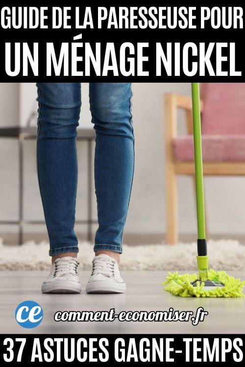 Des pieds de femmes en baskets en toile à côté d'une serpillère sur un sol en bois.