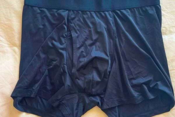 Sous-vêtement bleu foncé, vue de face.