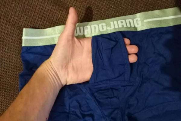 Sous-vêtement bleu avec poche avant.