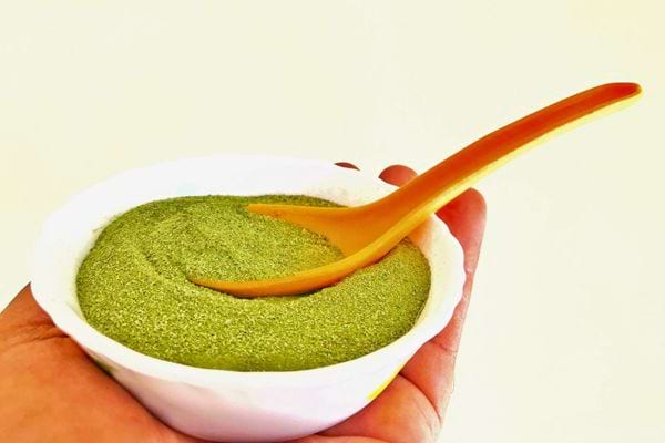 Bol de poudre de moringa avec une cuillère.