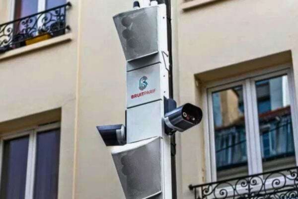 Caméra de surveillance urbaine.