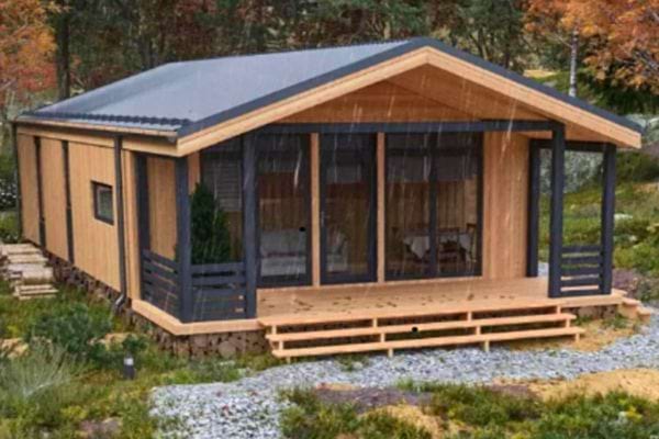 Chalet en bois avec toit incliné et grande véranda.