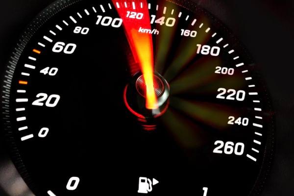 Compteur de vitesse de voiture illuminé.