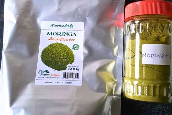 Emballage noir de poudre de moringa.