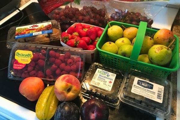 Réfrigérateur rempli de fruits variés.