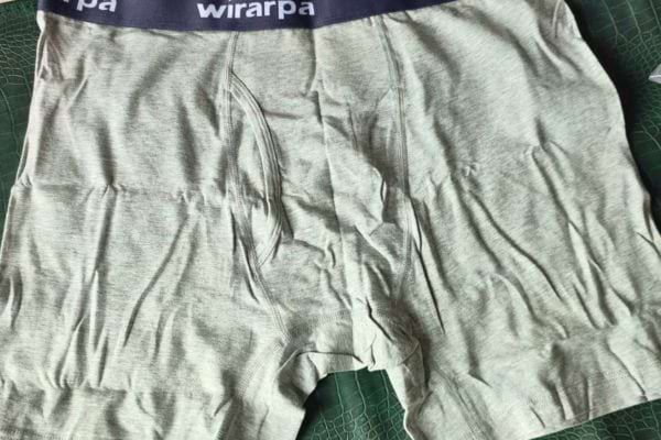 Sous-vêtement gris avec des plis.