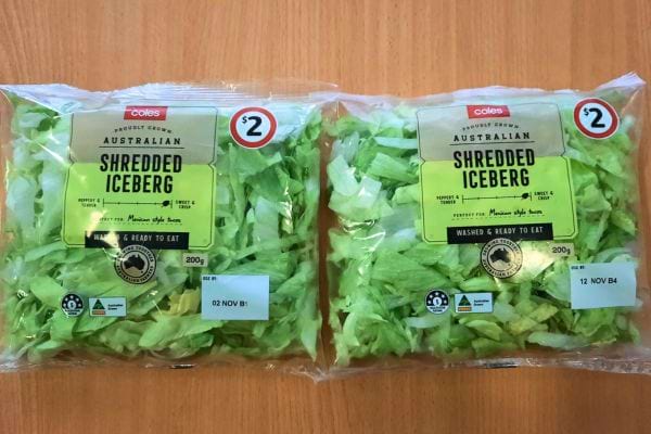 Deux paquets de laitue iceberg râpée.
