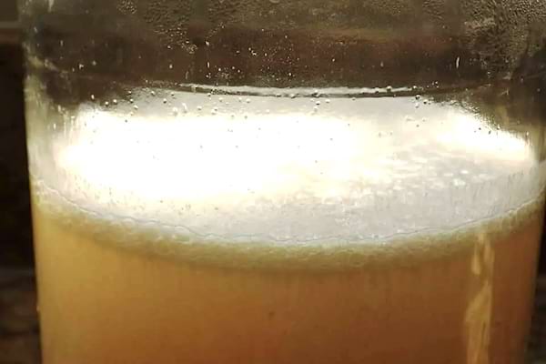 De la mousse de levure qui se transforme en alcool.