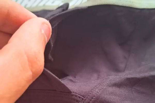 Intérieur de sous-vêtement noir.