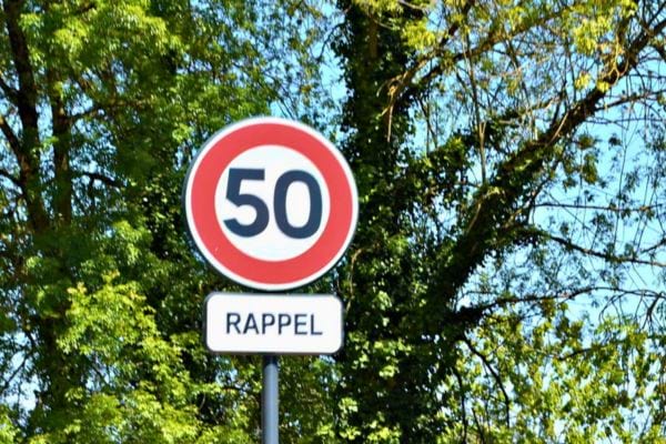 Panneau de limitation de vitesse à 50 km/h.