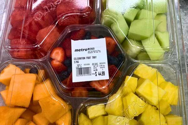 Plateau de fruits frais pré-découpés.