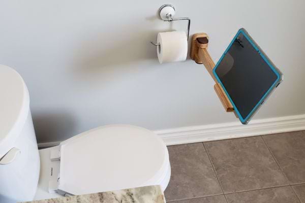 un bras articulé pour poser son téléphone ou tablette quand on est aux toilettes