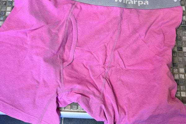 Sous-vêtement rose texturé.