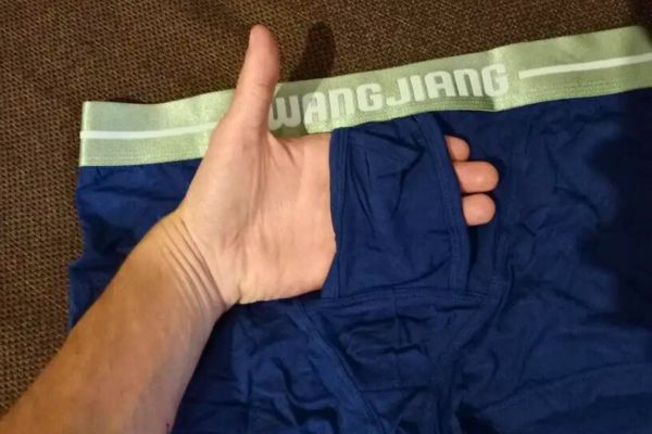 Pourquoi Y a-t-il une Poche sur le Devant des Sous-Vêtements pour Hommes