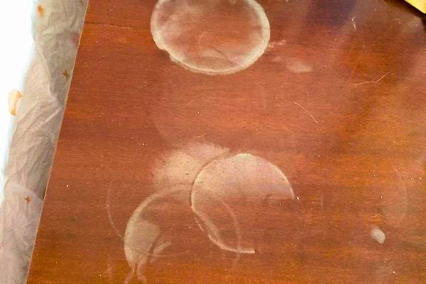 Table en bois, taches multiples.