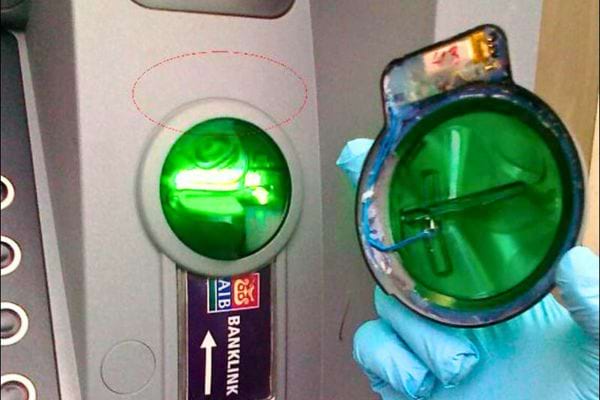 Inspection d'une fente de distributeur avec outil vert, indicateur rouge.