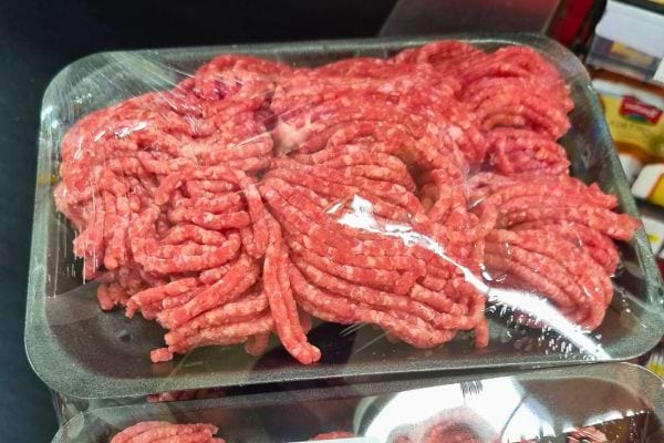 Viande hachée fraîche en emballage.