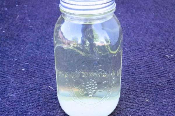 Un bocal en verre de vinaigre blanc fait-maison.