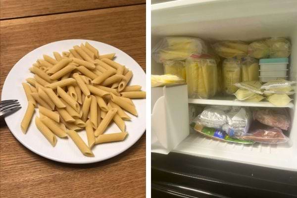 Penne rigate sur une assiette blanche, présentés simplement.