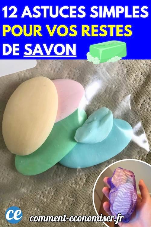 Plusieurs morceaux de restes de savon colorés posés sur une surface en plastique.