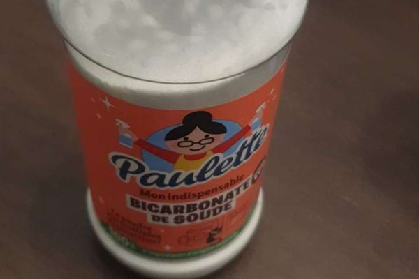 Boîte de bicarbonate de soude ouverte sur une table.