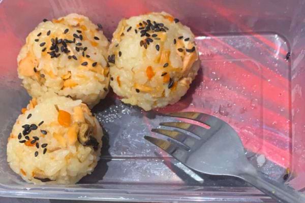 Boulettes de riz garnies de sésame et carottes.