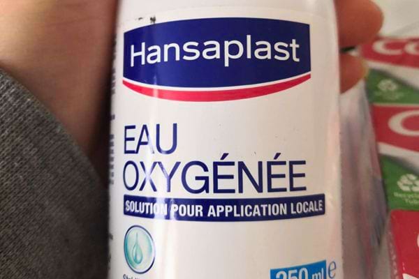 Bouteille d'eau oxyg&eacute;n&eacute;e Hansaplast tenue &agrave; la main.