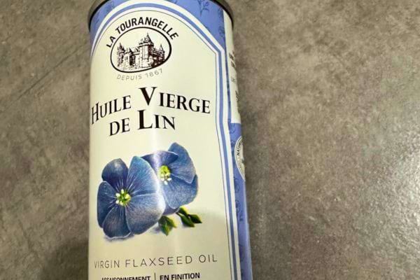 Bouteille d'huile de lin debout.