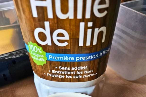 Bouteille proche d'huile de lin.