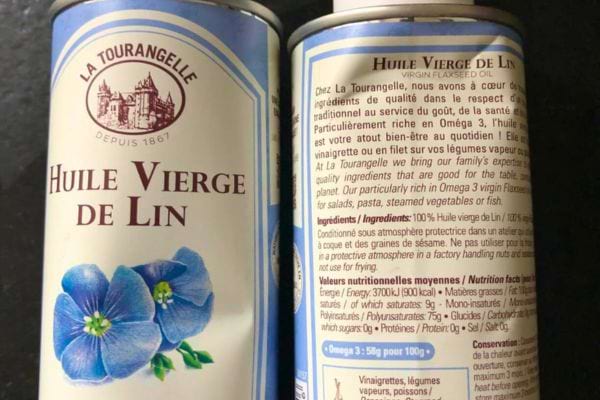 Bouteille d'huile de lin sur une table.