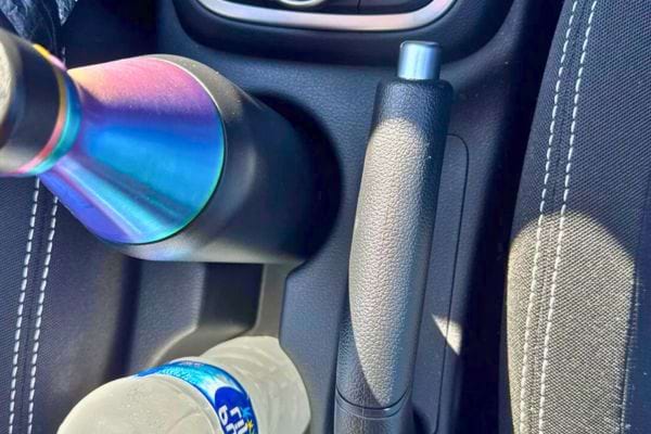 Deux bouteilles dans un porte-gobelet de voiture