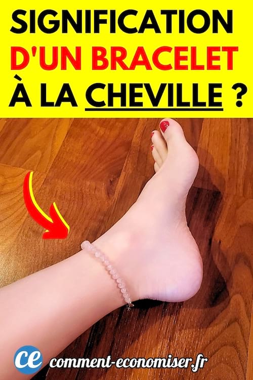Un bracelet accroché sur une cheville d'un pied
