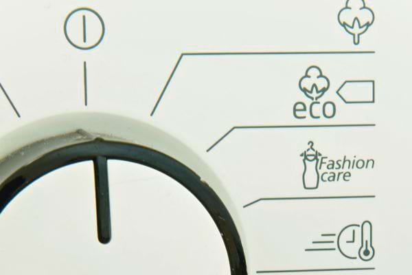 Détail du cadran d'une machine avec option "eco" visible.