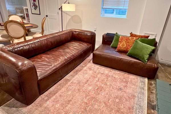 Canapé en cuir avec coussins.