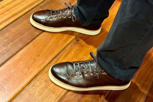 Chaussures en cuir marron sur plancher.