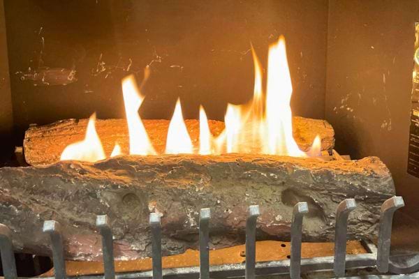 Flamme de gaz dans une cheminée.