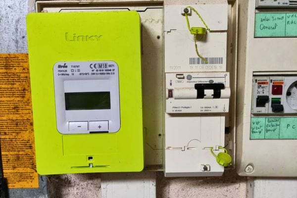 Un compteur Linky avec un sceau brisé.