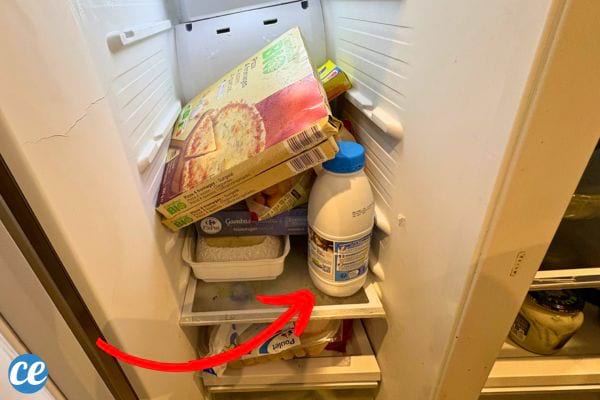 Congélateur avec lait en bas.
